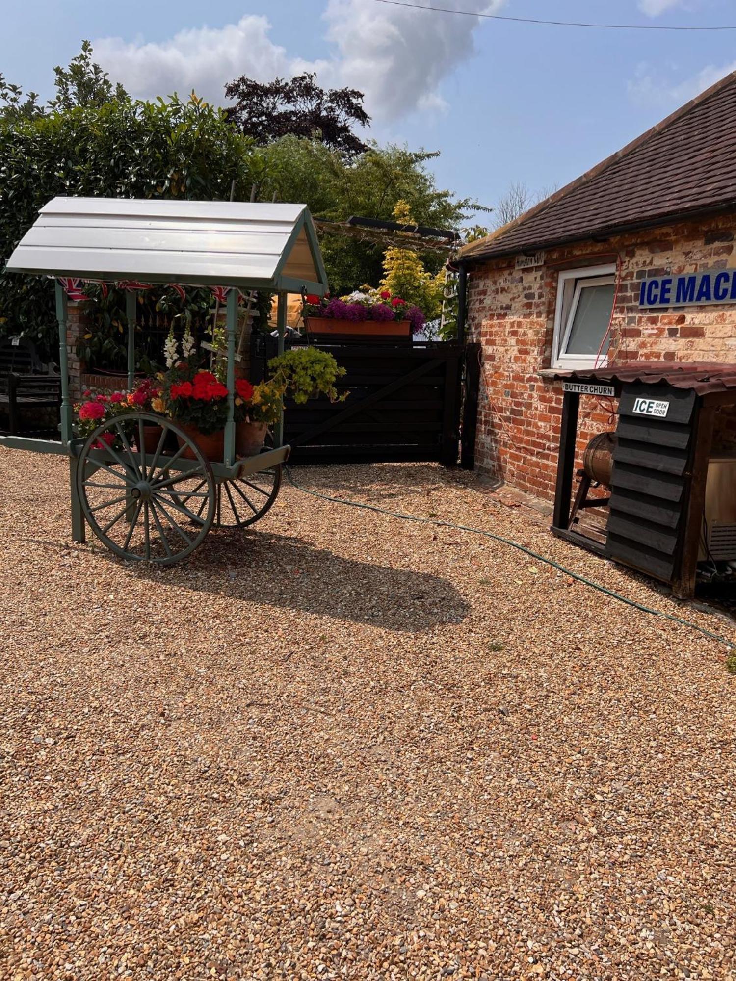 Hunston Mill Self Catering Dog Stay For Free Chichester Extérieur photo